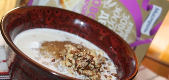 Кашка из овсяных хлопьев со сливками, грецким орехом и коричневым сахаром