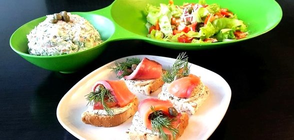 Тосты с зеленым маслом и семгой