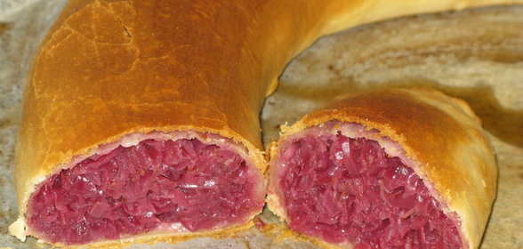 Штрудель с краснокачанной капустой и брусникой