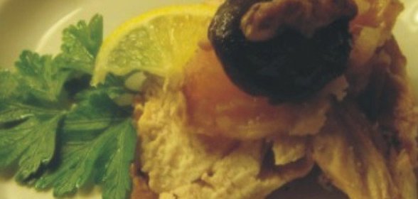 Запечённая курица с черносливом, апельсином и грецкими орехами