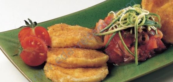 Жареный сыр Моцарелла с гарниром из овощей