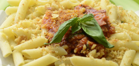 Паста с беконом в томатном соусе