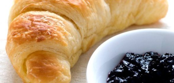 Теплый черничный соус