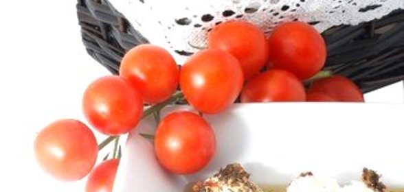 Сальса из феты, выленых томатов и орегано