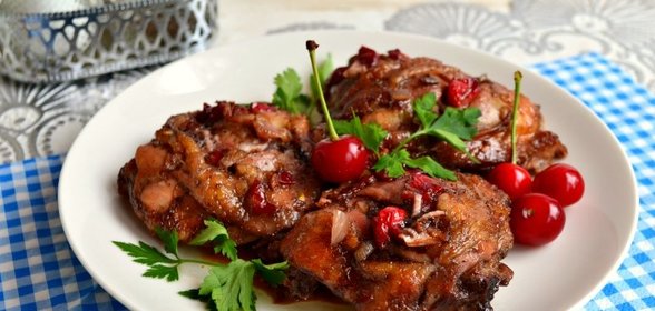 Куриные бедра запеченные в вишневом маринаде