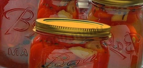 Помидоры дольками с луком и маслом