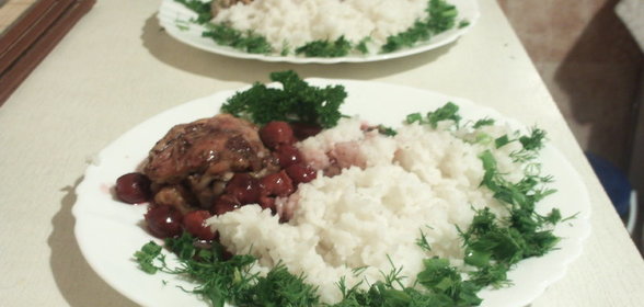 Цыплята Монморанси с вишневым соусом