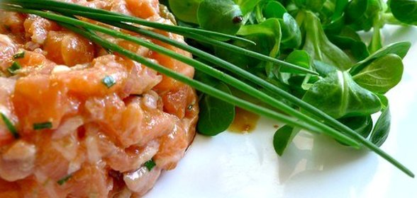 Тартар из лосося с каперсами