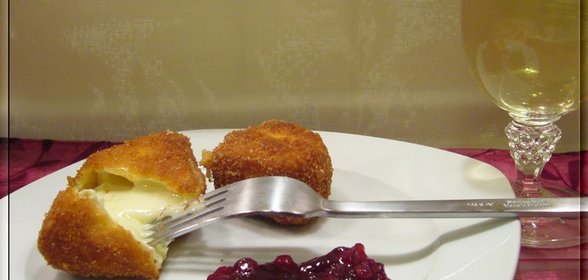 Фритированый камембер с клюквенным конфитюром