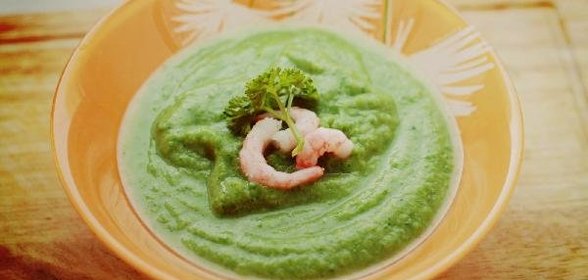 Крем-суп из брокколи со шпинатом и креветками