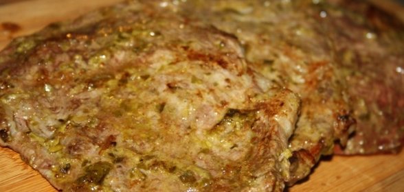 Мраморная говядина в соусе Песто на решетке на мангале