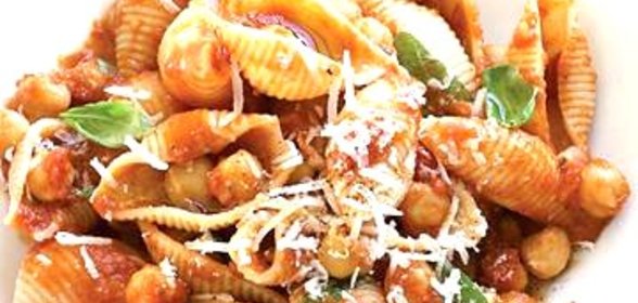 Паста с соусом из помидоров и гороха