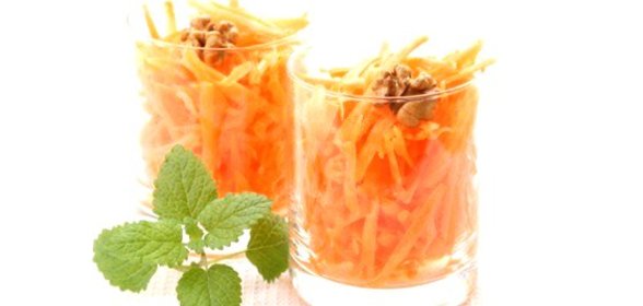 Салат из тертой моркови с вареньем и орехами