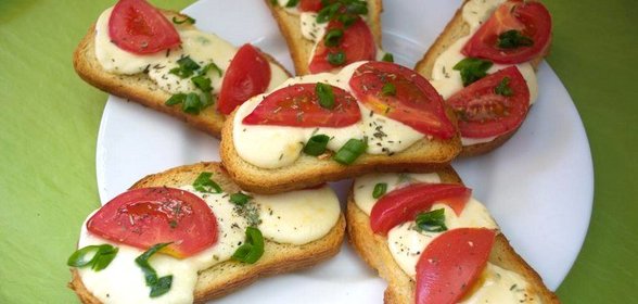 Греночки с моцарелой и специями в духовке