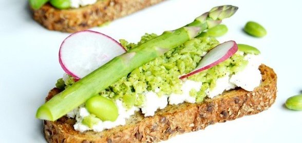 Брускетта с рикоттой и спаржей