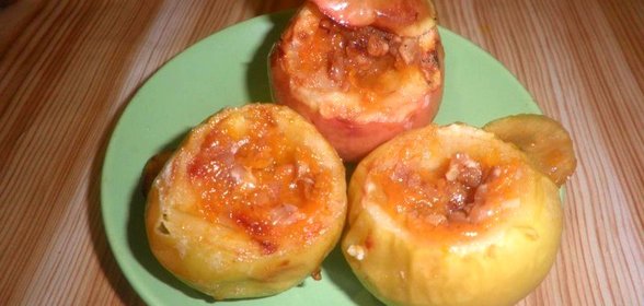 Запеченные яблоки с вареньем и орехами