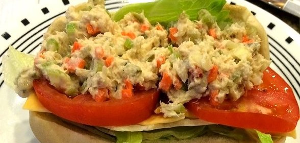 Простой салат с тунцом консервированным