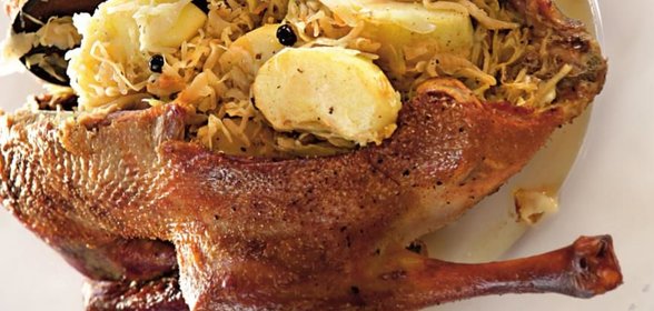 Гусь, запеченный с квашеной капустой и яблоками