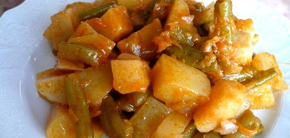 Картошка тушеная со стручковой фасолью