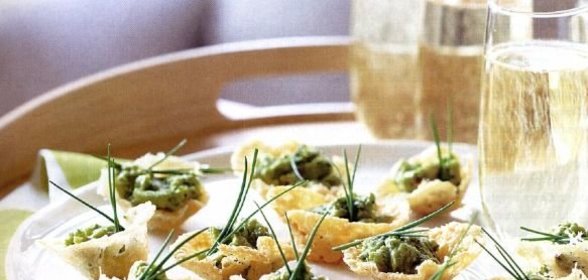 Хрустящий сыр с авокадо, чили и лаймом