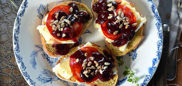 Брускетта с сыром бри и вишней