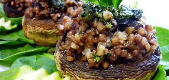 Шампиньоны,запеченые с гречкой и песто