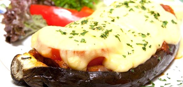 Запеченные баклажаны с помидорами и сыром