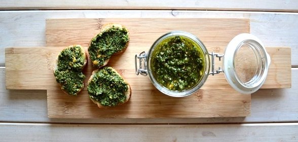 Песто из крапивы и фисташек