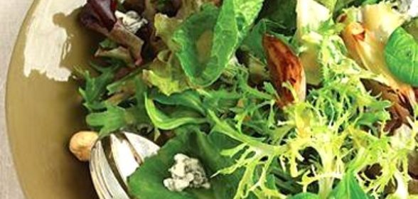 Салат с луком и голубым сыром