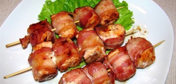 Шашлычки из семги с беконом