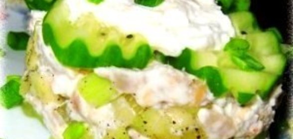 Салат из огурцов и творога с копчёной скумбрией