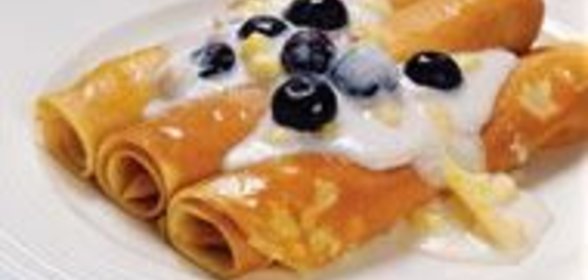 Блины с манной кашей и фруктами