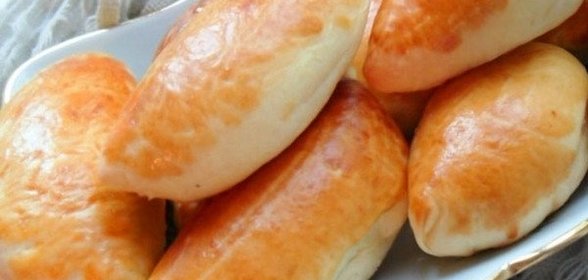 Салат с курицей, грибами и яичным блинчиком