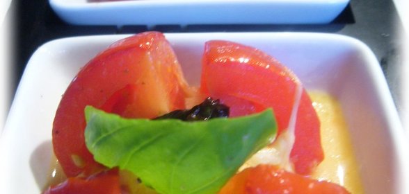 Помидоры с моцареллой, запеченные в фольге