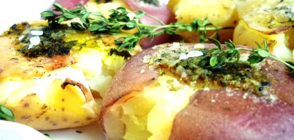 Молодой картофель с апельсиново-базиликовым маслом и тимьяном,с хрустящей корочкой и нежной мякотью