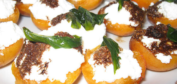 Абрикосы с творожной начинкой и бальзамической глазурью