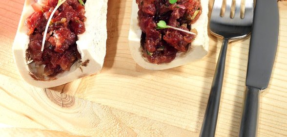 Тартар из говядины с тройной картошкой