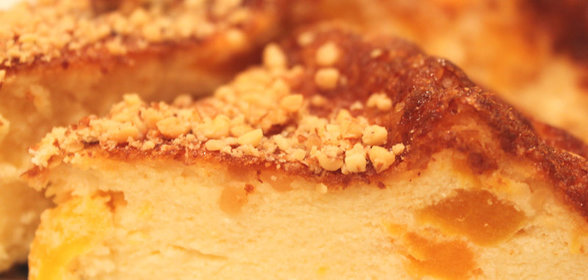 Творожная запеканка с абрикосами и миндалем