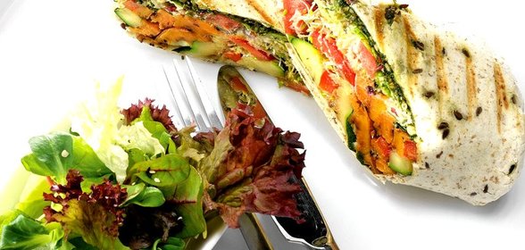 Буррито с жареными овощами и песто