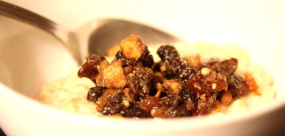 Овсяная каша с пряным яблочным конфитюром