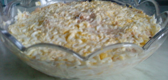 салат с горбушей (консервированой)