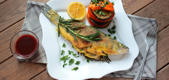 Сибас с соусом ткемали и овощами гриль