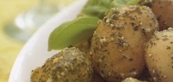 Молодой картофель с соусом песто