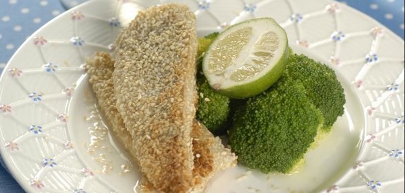 Жаренный в кунжуте сибас с брокколи