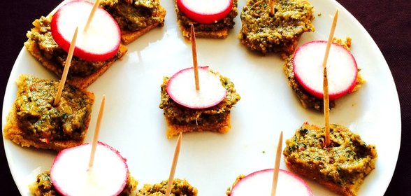 Тапас с песто из сушенных на солнце помидоров и анчоусов