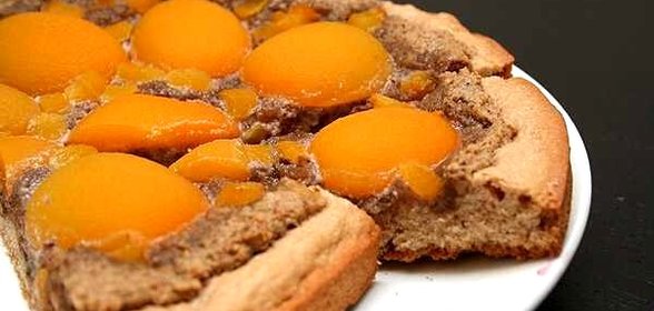 Ореховый пирог с абрикосами