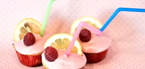 Капкейки с малиновым джемом и лимонной глазурью