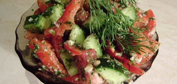 Салат из сырых овощей с орехами