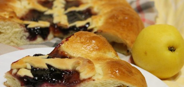 Пирог с яблоками и джемом