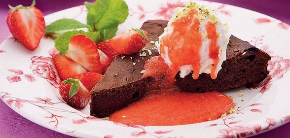 Шоколадный пирог с фисташковым мороженым